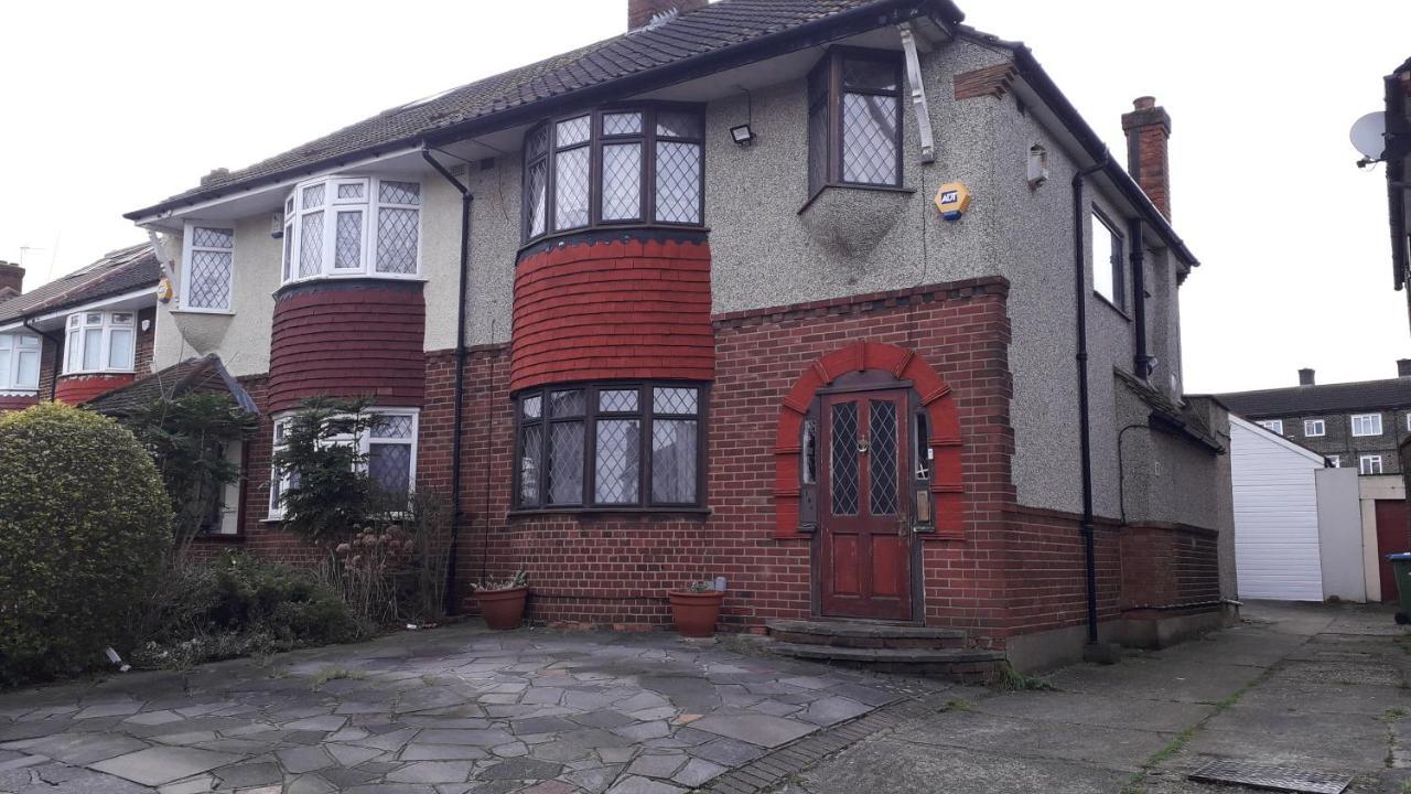 Cosy London Holiday Home ภายนอก รูปภาพ