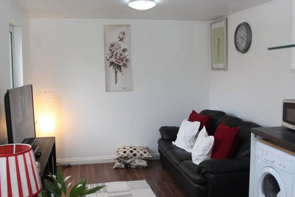 Cosy London Holiday Home ภายนอก รูปภาพ